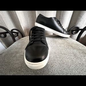 Black color of Kenneth Cole with multicolored back for Mem size 8